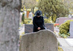 Read more about the article How Do You Survive Financially after Death of Spouse?